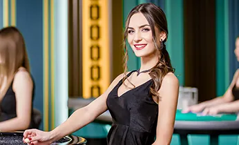 Hình ảnh một nhân viên hỗ trợ khách hàng thân thiện đang tư vấn qua tai nghe, thể hiện dịch vụ khách hàng chuyên nghiệp 24/7 của vsbet.